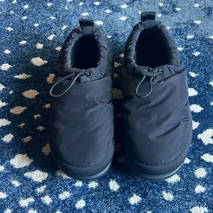 Worn once women’s maxi ugg clog boot size 7